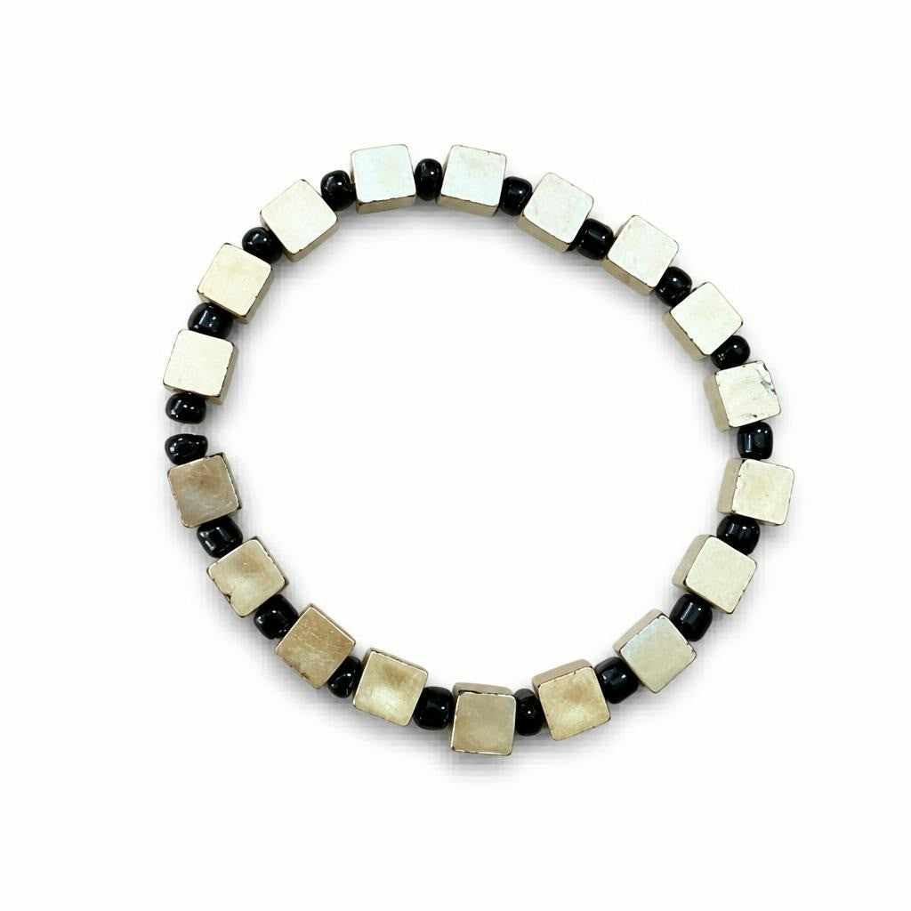 Bracelet extensible perlé, cubes dorés et perles rondes noires | Occasion | Pourquoi se contenter de moins