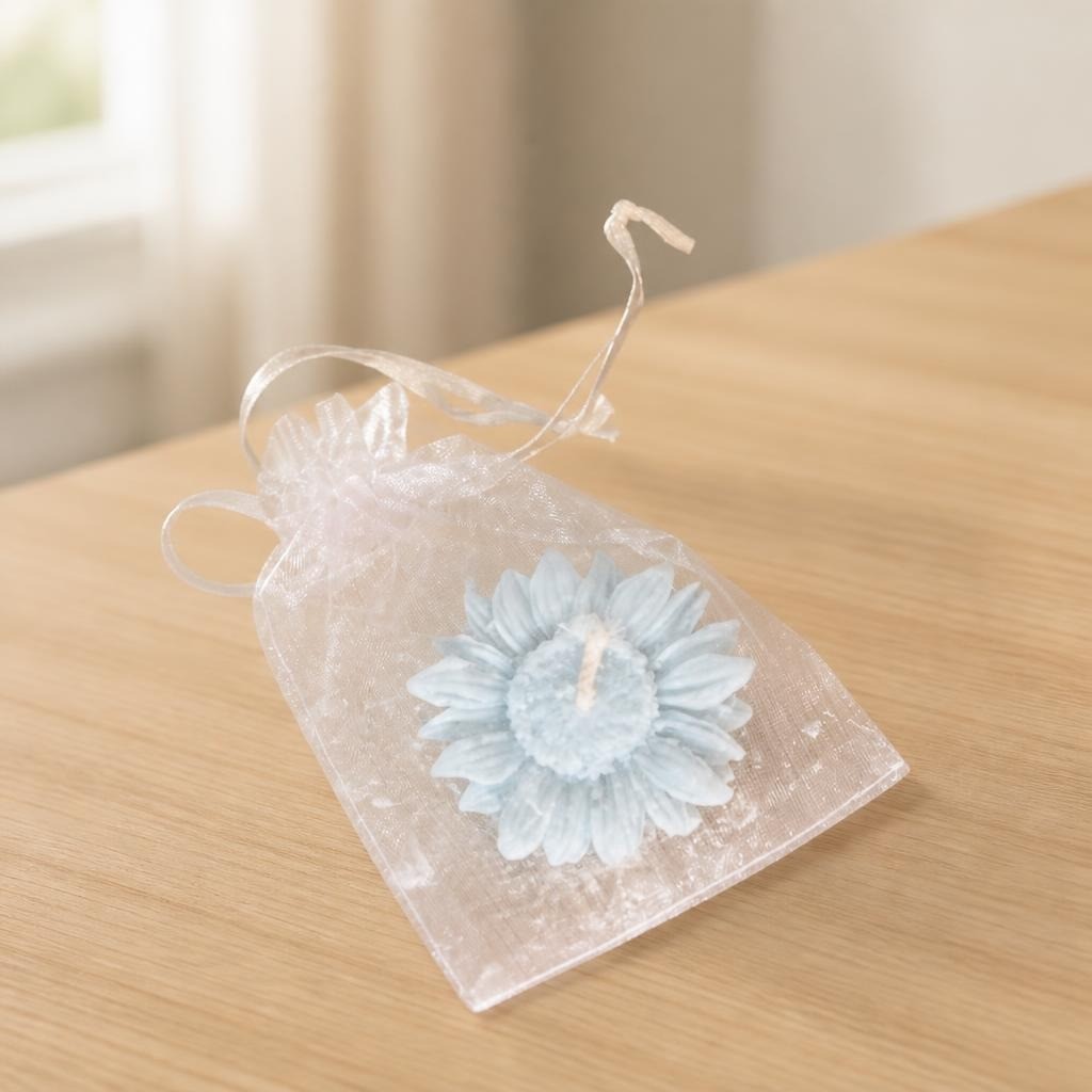 Daisy flower shaped candle, light blue, organza bag | Pre-Loved | Why Go Less