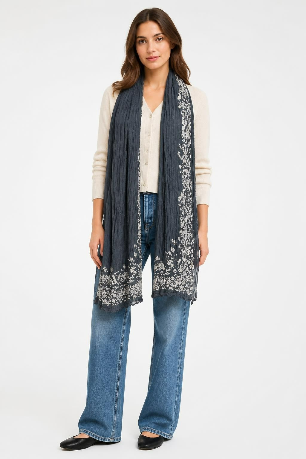 Foulard noir froissé avec imprimé floral sur la bordure beige | Seconde main | Pourquoi se contenter de moins