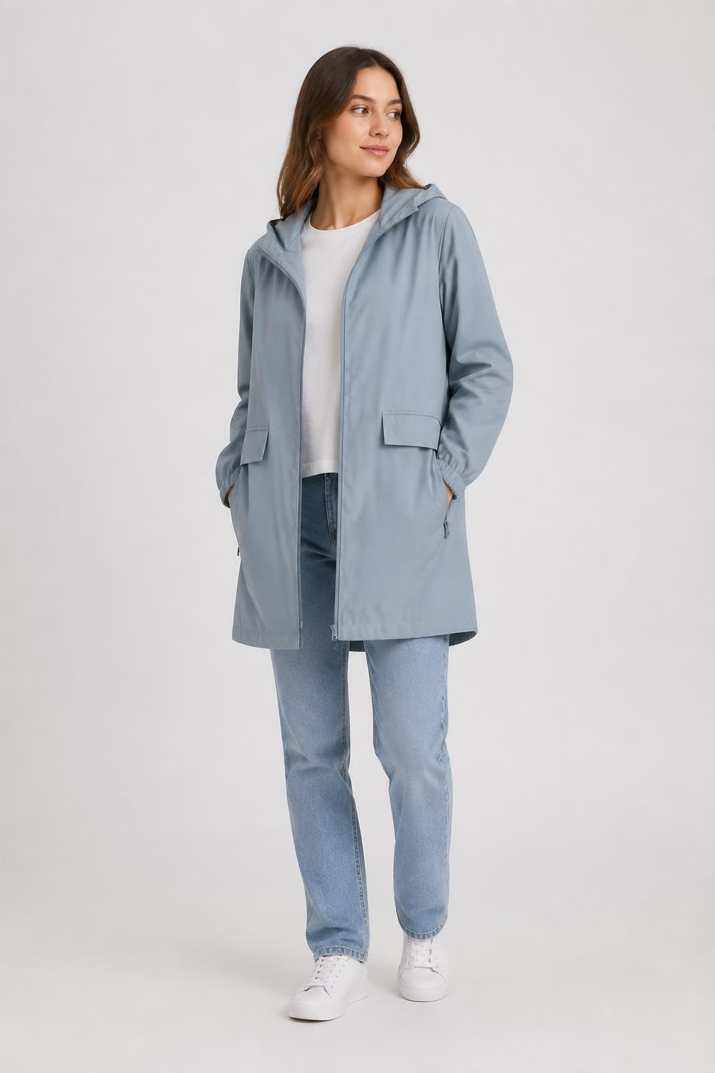 جاكيت مطر/باركافات بقلنسوة لون أزرق فاتح من Pull&Bear | مستعمل بحالة ممتازة | لماذا ترضى بأقل؟