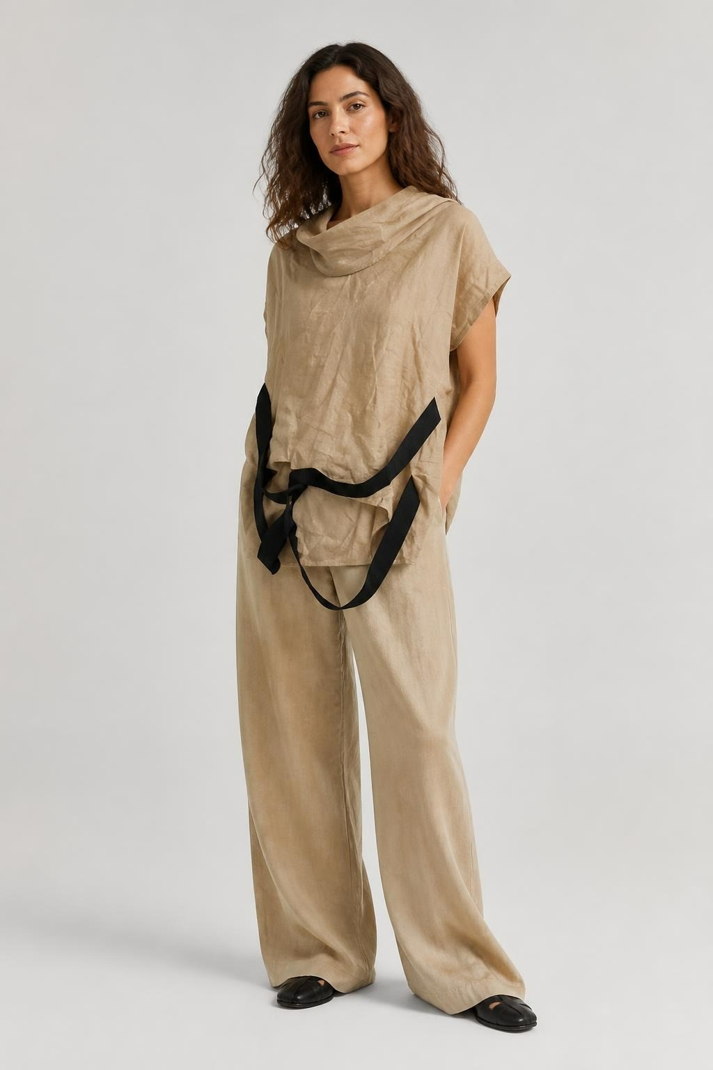 Haut sans manches beige à col bénitier avec ceinture noire | Seconde main | Pourquoi faire moins bien