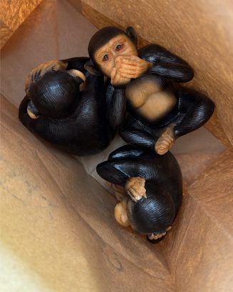 Lot de 2 figurines chimpanzés, noir et marron | Seconde main | Pourquoi dépenser plus