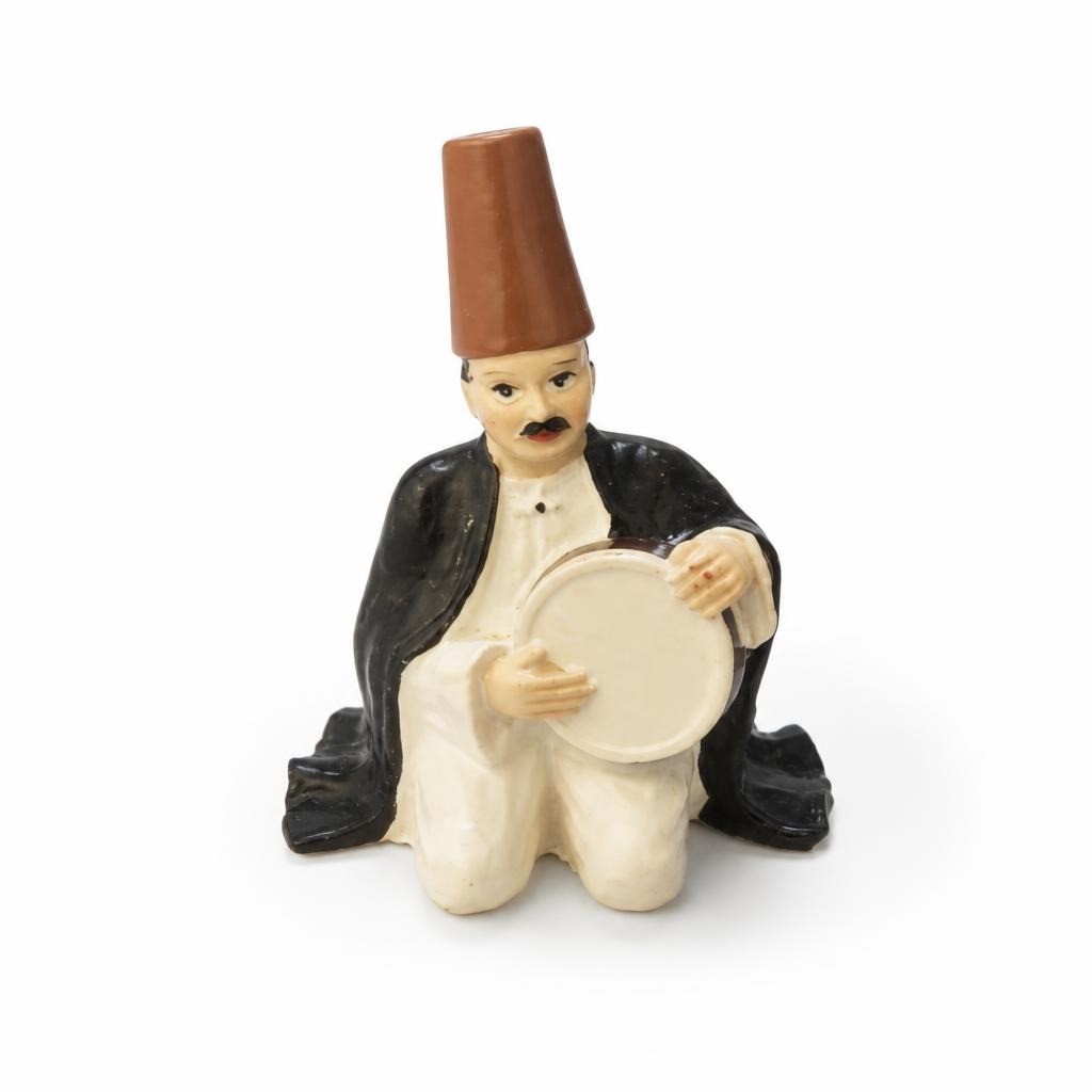 Figurine de batteur assis avec chapeau fez en céramique | Seconde main | Pourquoi se contenter de moins