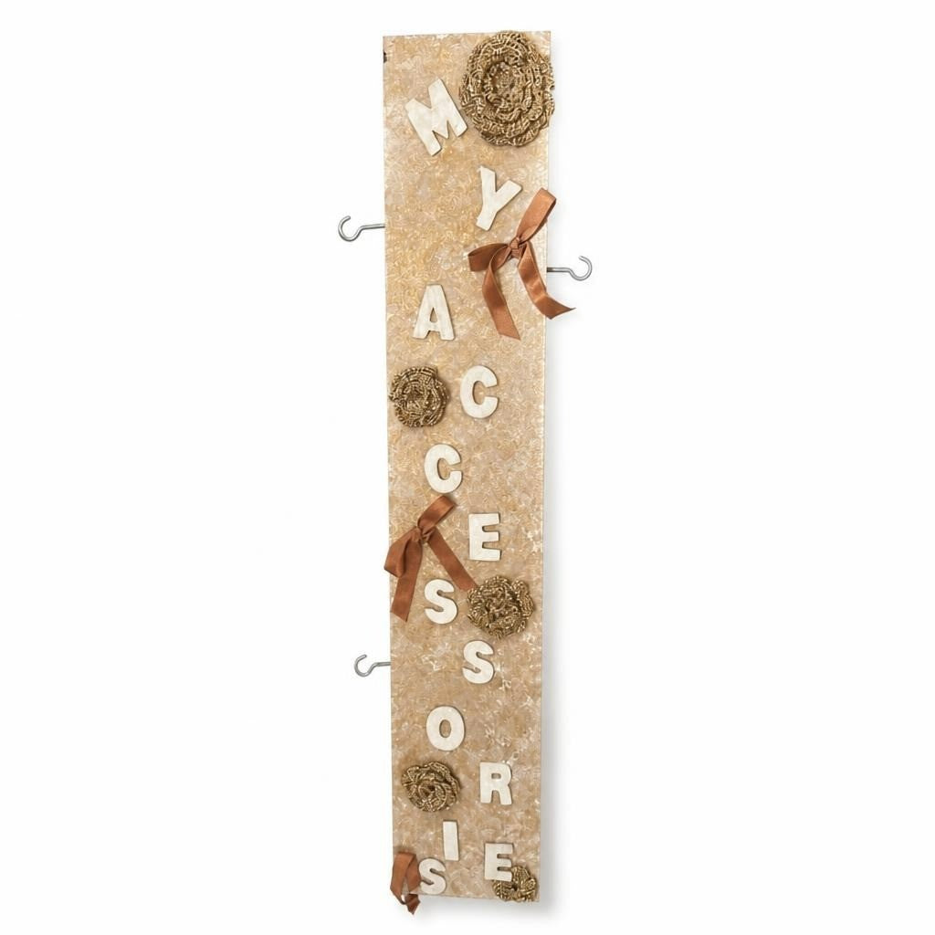 Panneau d'affichage accessoires faits main beige et or | Occasion | Pourquoi se contenter de moins ?