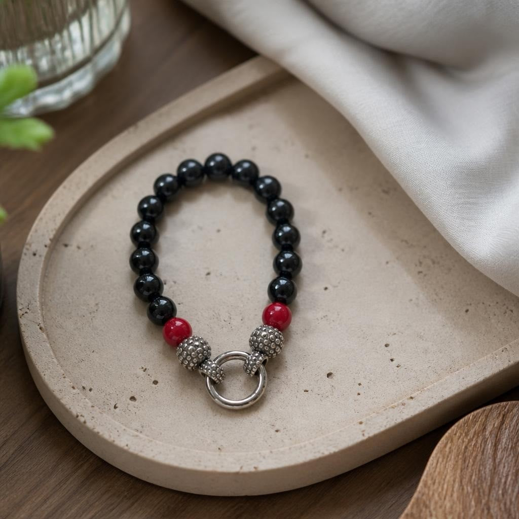 Bracelet en onyx noir et perles rouges avec fermoir argenté | Seconde main | Pourquoi dépenser plus