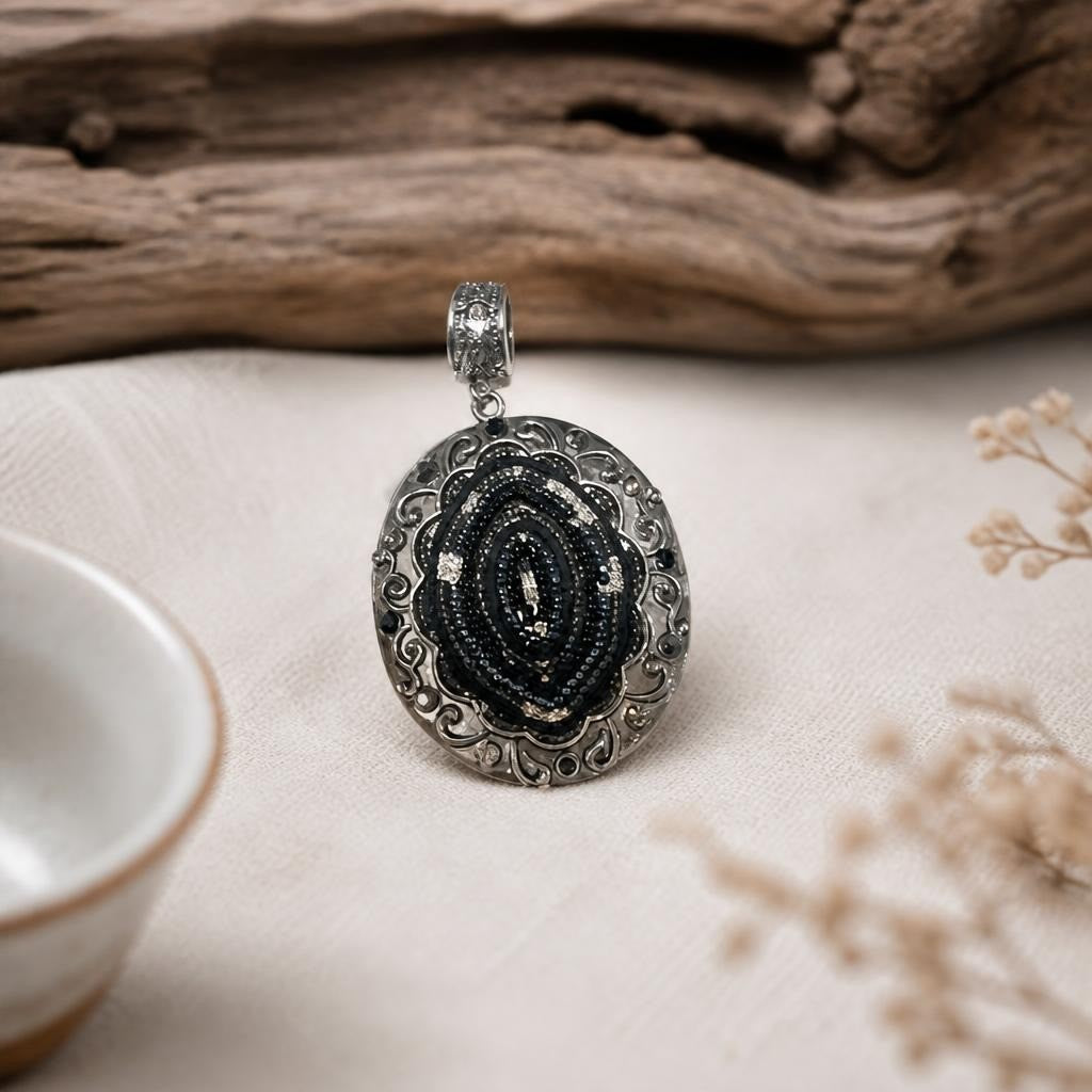 Grand pendentif ovale en argent, motif mosaïque en cristal noir | Seconde main | Pourquoi faire moins bien