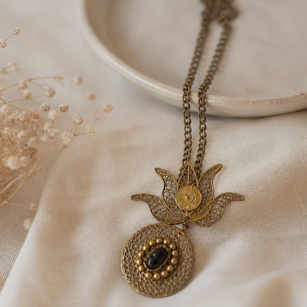 Collier chaîne longue avec pendentif lotus filigrané doré | Seconde main | Pourquoi faire moins bien